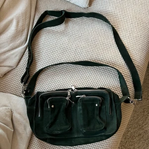 NUNOO Suede bag - Väska i mörkgrön mocka från NUNOO. I mycket bra skick då knappt använt. 