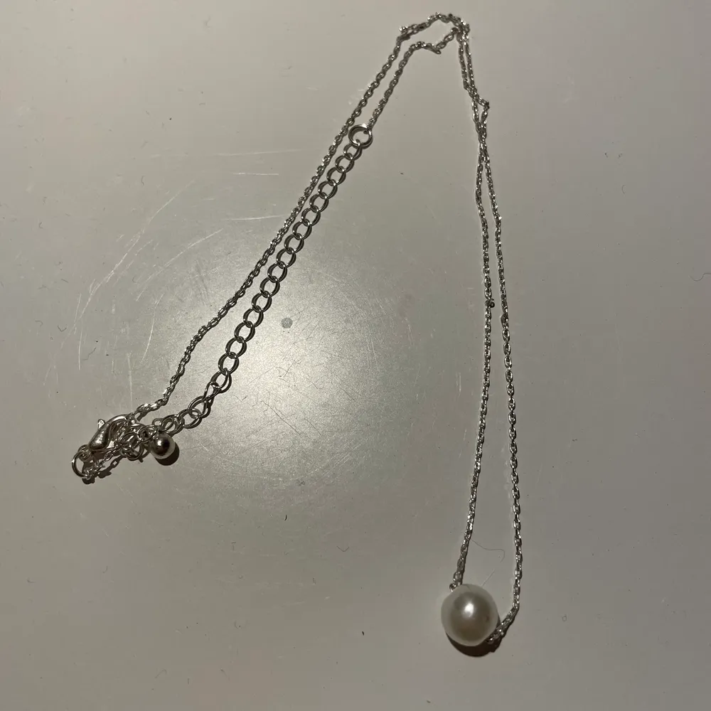 Ett fint silver halsband med en liten pärla! Säljer för att jag inte tycker det passar min stil! Säljer för 20+12kr frakt! Om du köper mer än en accessoar som jag lägger ut blir det samma frakt pris!. Övrigt.