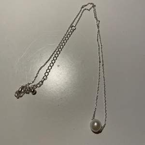 Ett fint silver halsband med en liten pärla! Säljer för att jag inte tycker det passar min stil! Säljer för 20+12kr frakt! Om du köper mer än en accessoar som jag lägger ut blir det samma frakt pris!