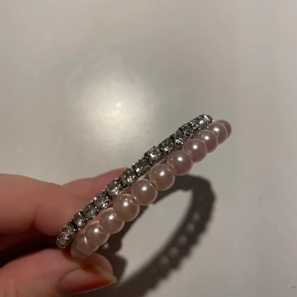 Säljer ett gulligt silver armband som har både rosa pärlor och ”diamanter”. Det är ett armband som typ alla kan ha och det har inget knäppe! Säljer för 10+12kr frakt! Om du köper mer än en accessoar som jag lägger ut blir frakt priset samma!. Övrigt.