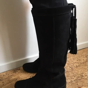 Mocka skor - Otroligt fina, och använda fåtal gånger. Säljes då den inte kommer till användning