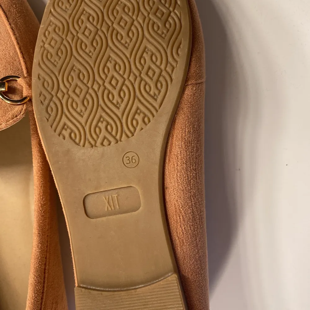 Här har vi ett par jättefina ballerina skor i storlek 36. Köpte de för cirka två år sedan på scorett men har bara använt dem en gång. Man kan säga att de är i nyskick!🙂 Skorna har en gammalrosa färg, materialet är i mocka. Skorna har dessutom fin gulddetalj där fram.🙂 Köparen står för frakten!. Skor.