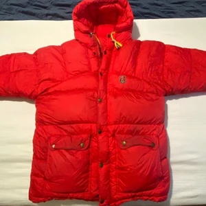 Fjällräven  - Fjällräven jacka i storlek s, lite fläckig som ni ser på bilden annars är de inget annat. Kan tänka mig byta mot annan röd, Blå eller svart i xs. Kan lägga pengarna i mellan då. Borde försvinna på kemtvätt 