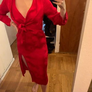 Topshop petite kimono klänning  - Klänning från topshop i petite-serien. Stl 38 men passar en ”normal” 36/38. Fint tunt material, påminner om en kimono. Kan knytas bak eller fram. Aldrig använt ute. Tunnare material. Nypris 599:-