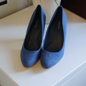 Graceland Klackskor Strl. 38 - Ett par blåa jättefina klackar från Graceland. Säljes då de knappt kommer till användning. Köpte dem second hand men de är ändå i princip nyskick