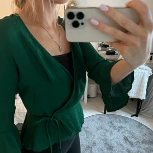 Grön omlott blus - Aldrig använd omlott blus i grönt