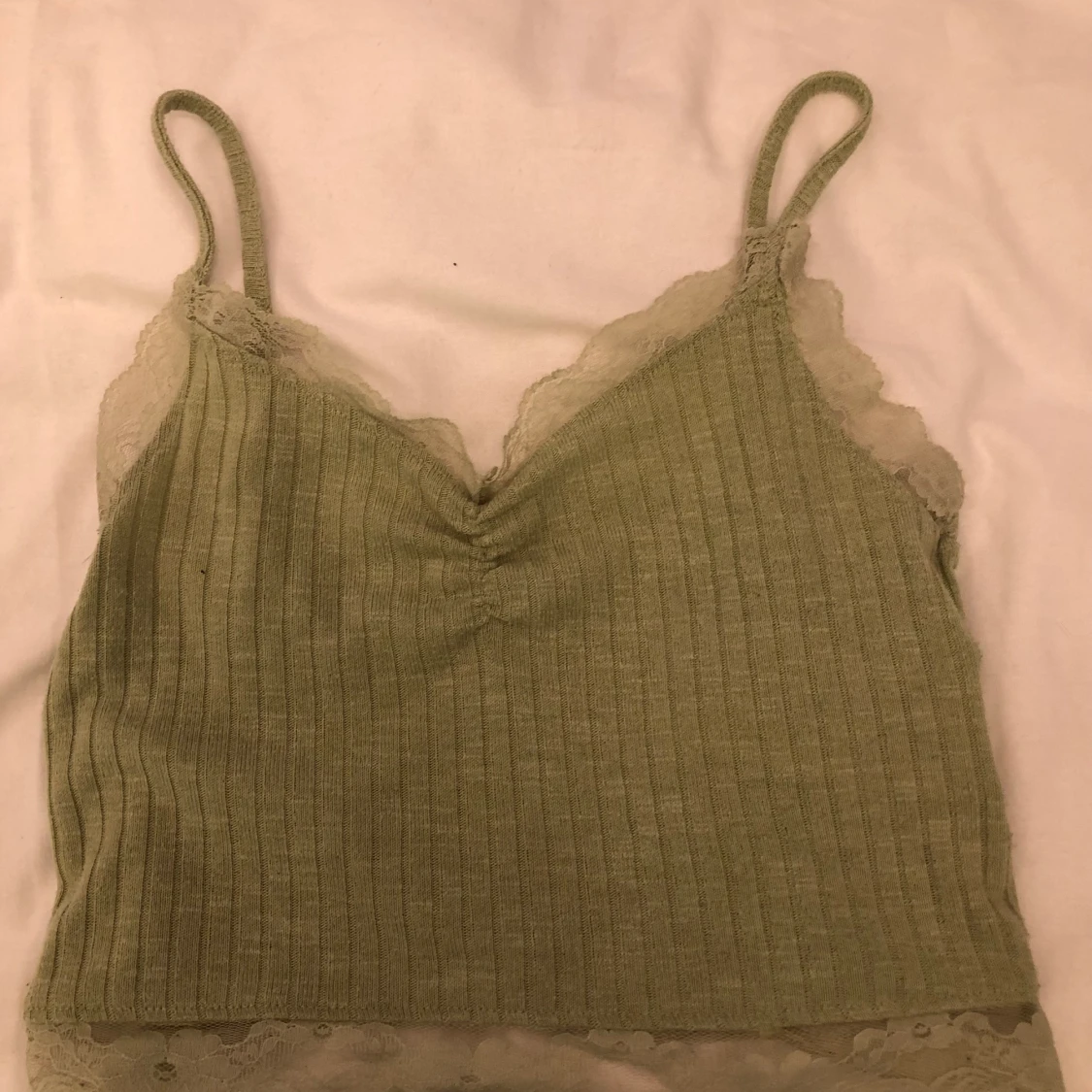 Grön topp med spets  - 90