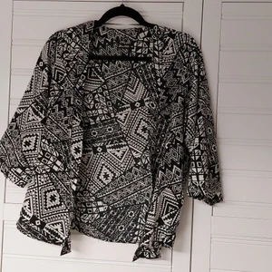 Kimono  - Mönstrad svartvit kimono 