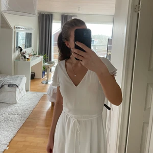 Studentklänning - En oanvänd vit studentklänning som sitter superfint på! Är i storlek 38. Köparen står för frakten!