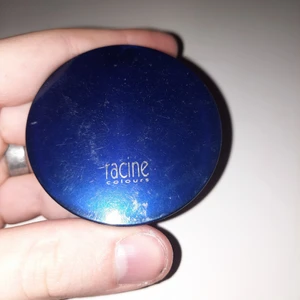 Ögonskugga - En ögonskugga från märket racing. Det är ljus rosa och lilla. Aldrig använd. Kostar 10kr+ 12kr frakt.                  För mer frågor kom privat:)