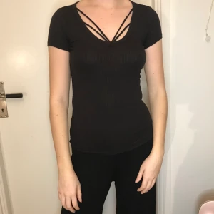 Svart T-shirt från Hollister  - Super bekväm T-shirt från Hollister i jättebra skick. Den är väldigt stretchig vilket gör den superbekväm. Säljes då den inte riktigt är min stil längre tyvärr. Det står att den är xs men pga stretchen passar den ändå mig toppen som har storlek S