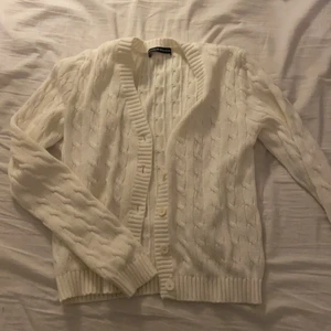 Vit cardagan från brandy Melville  - Superfin v-ringad cardigan från brandy Melville💗 frakt ingår i priset😘
