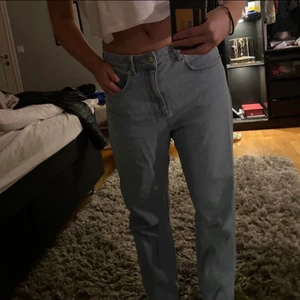 Medelhöga blåa jeans - Blåa jenas från NAKD, st 36 eller S är 170cm lång 