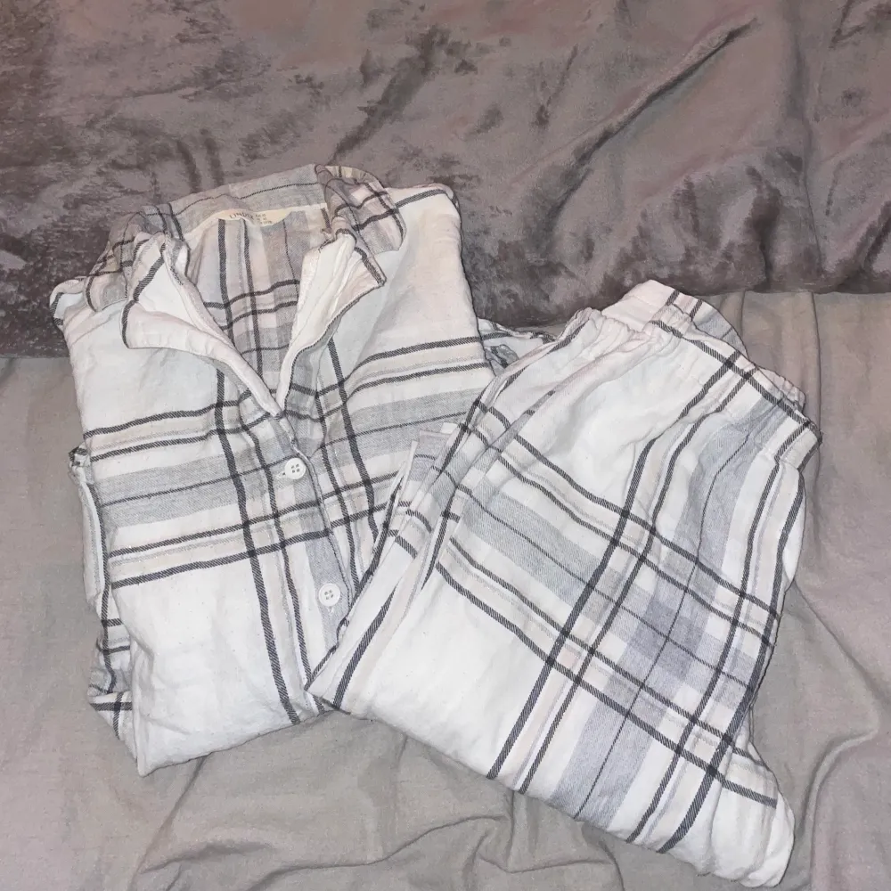 Jättefin vit rutig pyjamas från Lindex. Både byxorna & tröjan är i xs. Bra skick & nytvättade. Köpare står för frakt 💕. Övrigt.