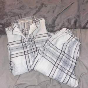 Jättefin vit rutig pyjamas från Lindex. Både byxorna & tröjan är i xs. Bra skick & nytvättade. Köpare står för frakt 💕