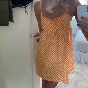 Hm klänning! - (Bilden är lånad) Säljer denna klänning från hm!!Den är slutsålda och så så fina❤️❤️❤️❤️köptes i somras, den kan vara fin till en tjock tröja nu i höst🦓🦓Skriv till mig privat vid intresse. 