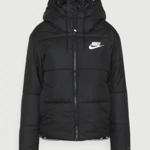 Nike dunjacka - Behövs tvättas, i beg skick men hel i övrigt. Kan skicka mot fraktkostnad. Passar s/m