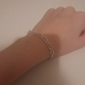 Armband - Säljer detta fina armband, justerbar.  du står för frakten, vid frågor eller funderingar är det bara att skriva till mig 💕