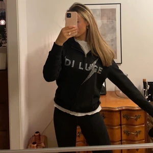 Di Luce Hoodie - Passa på att köpa en Di Luce-hoodie innan lagret är slut. Finns i storlekarna S-L och är true to size.   Som bilden visar är det trendiga trycket i rhinestone. Zip-hoodien är jätteskön och av hög kvalitet!  Köp här eller besök våran instagram @diluce.se och beställ i DM⚡️⚡️