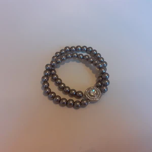 PÄRLARMBAND  - Pärlarmband i helt och fint skick. Djur & rökfritt hem 