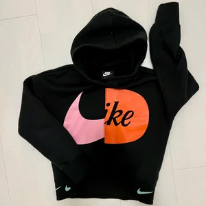 Nike hoodie - Så fin hoodie från Nike i barnstorlek M, uppskattar stlk 140-152. Använd ett fåtal ggr! Fint skick! 