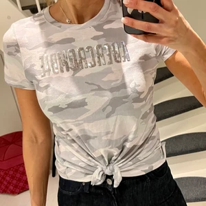 Abercrombie T-shirt - Fin top från Abercrombie för 11-12 år. Helt ny! Lappar kvar. Passar en XXS vuxen. Schysst grått kamouflage mönster med glittrigt tryck! 
