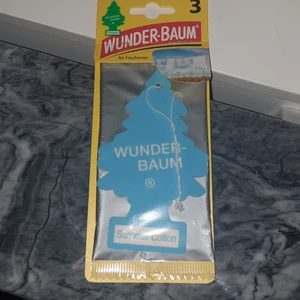 Wonder-baum - Säljer denna wunder-baum i doften summer citron. Säljer pågrund av att den var för stark doft för mig. Passar perfekt att ha i bilen eller liknande. Frakten betalar du