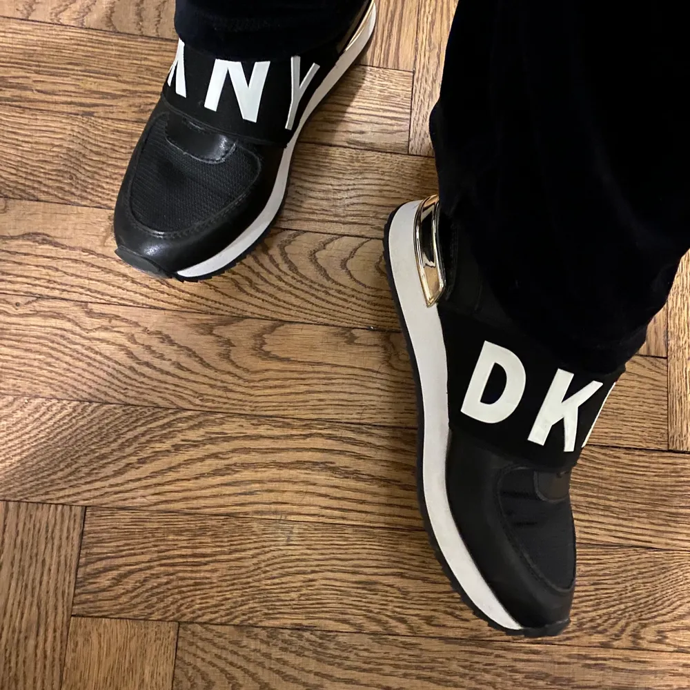Säljer mina DKNY sneakers då dem aldrig används och är lite för stora för mig. Använda 1 gång, liten smutsrepa på högra skon, se bild nr 3. Köpta för 1000 kr på zalando strl 36. Skor.