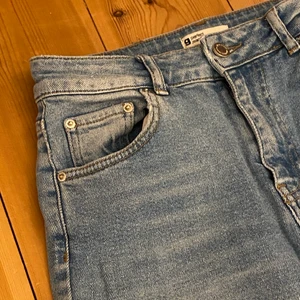 Jeans - Jeans från Gina Tricot. Osäker vilken modell det är, skinny/raka. I fint skick.