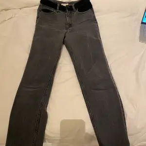 Säljer dessa gråa jeans från hm i storlek 34! Skit snygg grå färg med svarta sammetsdetaljer! Kan självklart fraktas men oxå mötas upp💕💝