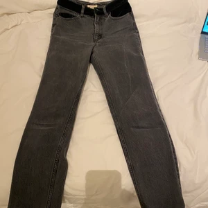 Gråa jeans  - Säljer dessa gråa jeans från hm i storlek 34! Skit snygg grå färg med svarta sammetsdetaljer! Kan självklart fraktas men oxå mötas upp💕💝