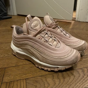 Nike airmax 97 - Nike airmax 97 i ljusrosa färg med lite glitter. Dessa är använda men ändå i bra skick. Köpta för 1200kr 