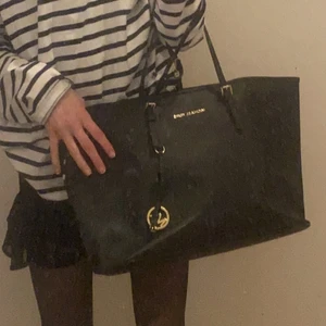 Äkta michael kors - Denna väska är ca 15 år gammal så den är väldigt slitten ena bandet där man håller själva väskan har gott sönder och den är lite ripig här ok där så själv vill jag slänga den men kompå att jag kan sälja den och se om de är någon som kanske vill köpa den och fräna upp den lite för man kan ju lägga in den på lagring💗 min mamma köpte den för 4000 så säljer den nu för 50 + frakt 66kr spårbart 