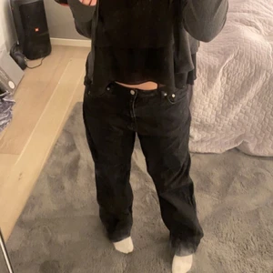 Jeans - Säljer dessa jeans som jag ej kommer ihåg vart dom kommer ifrån köpta för 700 men säljer för 200 ❤️🙌dom är i storlek 40 men passar mig som har storlek 34/36💓! Dessa är väldigt snygga⭐️och går o matcha till allt!! 