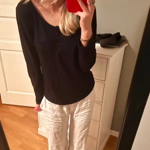 Marinblå tröja  - Säljer min marinblåa tröja från Massimodutti. Askön och bekväm! Ser svart ut på bilderna dock men den är marinblå. Storlek s💖💖💖