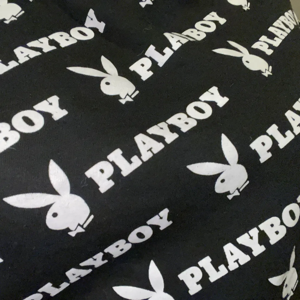 Säljer min Playboy tröja som är croppad. Finns ingen lapp på storleken men tror det är en S. Pris kan diskuteras . Tröjor & Koftor.