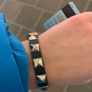 Nitarmband  - Säljer nu detta nitarmband om någon är intresserad, går att justera<3 sparsamt använt och säljer pga jag inte använder det🤍 svarta materialet är i typ ormmaterial 