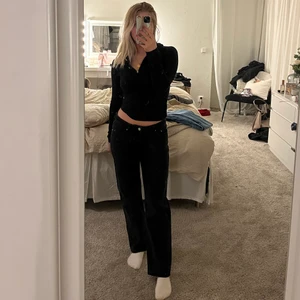 LÅGMIDJADE JEANS  - supersnygga lågmidjade jeans från weekday, storleken är 26/30 och passar superbra på mig som är ca 1,61cm. Frakten är 66kr med Postnord💕💜 skriv för fler frågor