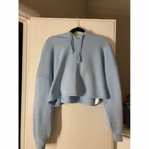 Säljer en sweatshirt i en jättefin blå färg, knappt använd så i bra skick!! 