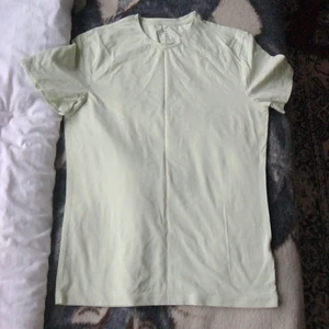 Ljusgrön stor tröja - Den är ganska så stor, storlek 180