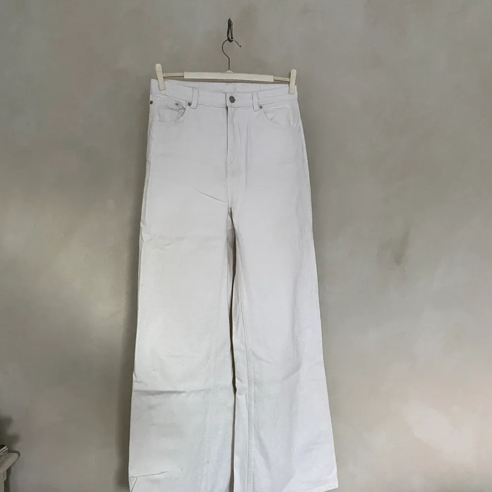 Vita jeans från weekday modellen ACE. . Jeans & Byxor.