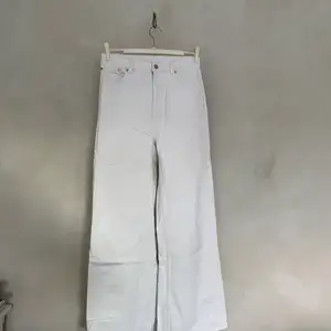 Vita jeans från weekday modellen ACE. 
