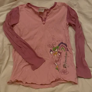 cool tröja med tryck - super söt långärmad tröja med tryck. Har typ ruschad liten detalj på bägge ärmar. Barnstorlek (140), lite för tajt för mig som vanligtvis har S. Skulle därför passa bättre till XS eller mindre. Kan möjligtvis göras till större (står på lapp). Köparen står för frakt. ❤️