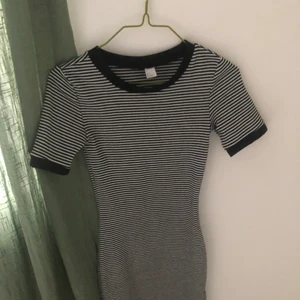 Randig klänning - Svart och vit- randig klänning som sitter tajt. Inte det tunnaste materialet. Nästan aldrig använd->bra skick. 100kr+frakt💛