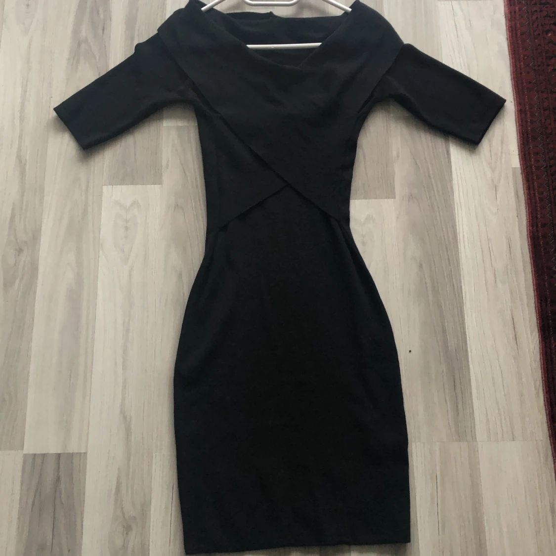Snygg svart korsad klänning