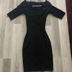 Snygg svart korsad klänning - Underbar klänning som sitter som en smäck på kroppen. Använd två gånger så den är nästan som ny. Tyget är väldigt stretchig så den passar flera storlekar. Kunden betalar för frakt och fler foton kan skickas om det behövs