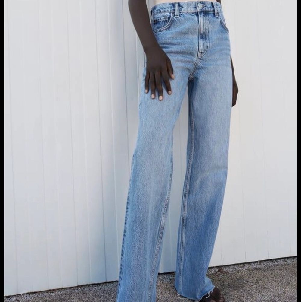 Säljer dessa populära zara jeans som är knappt använda(2-3ggr). De är i storlek 36 och superfina men kommer tyvärr aldrig till användning. Betalning sker via swish och köparen står för frakten! Hör av dig om du är intresserad!. Jeans & Byxor.