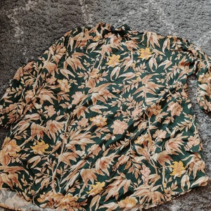 Klänning H&M, L - Oversized klänning med knappar i nacken. Enbart provad. Ingen form på klänningen, så enkel att anpassa till hur man vill ha den. Samfrakt möjlig.