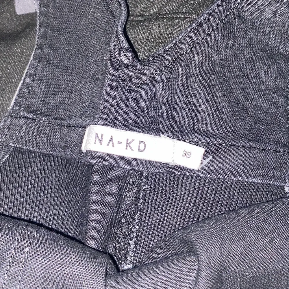 Sjukt snygga svarta hängselbyxor från NA-KD köpa på ASOS. Denimtyg. Aldrig använda, endast testade. Bra kvalité, som nya. Nypris: 734kr. Priset är inklusive frakt. Skriv för bättre bilder!. Jeans & Byxor.