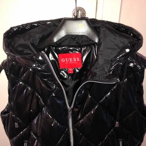 Guess väst - Guess väst i storlek S men passar även XS, köpt ny för 1000kr för ca 1 år sen💕 aldrig använd 